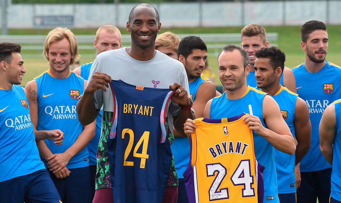 Kobe Bryant poses with Iniesta and the T-shirt of the Barça