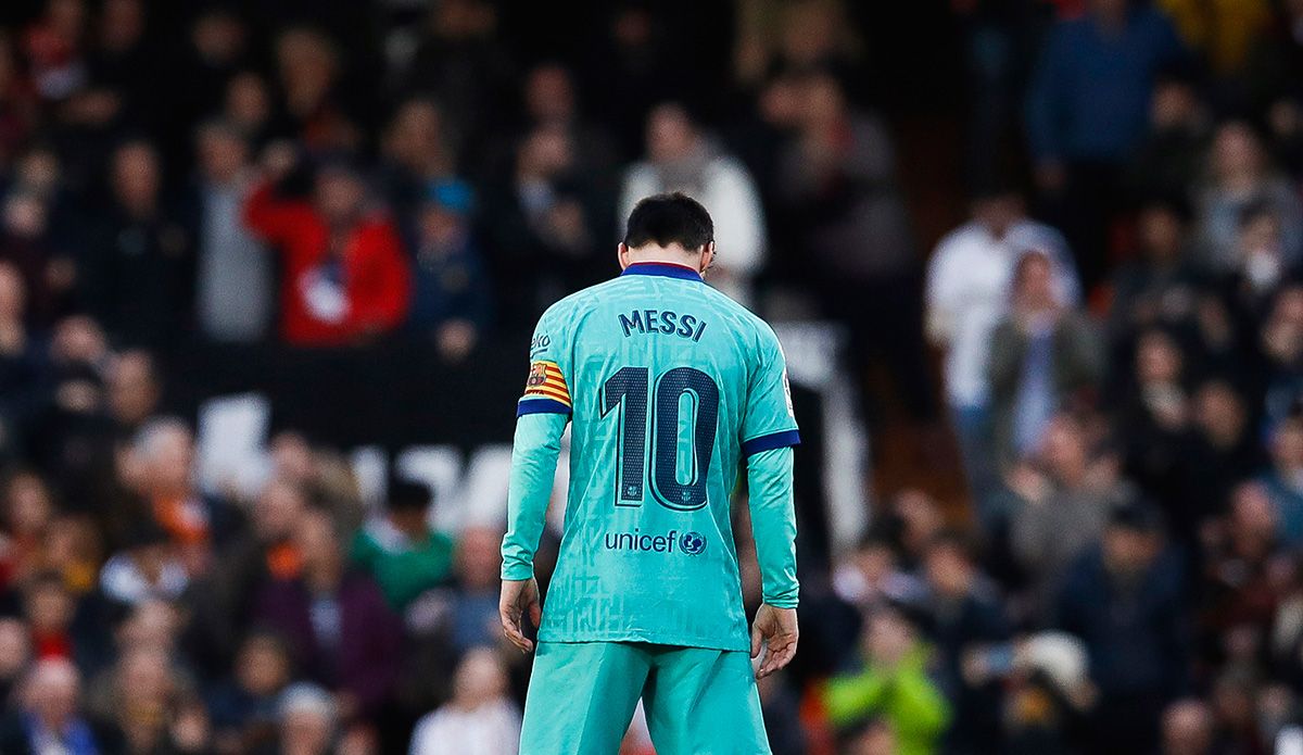 Leo Messi, cabizbajo durante el partido contra el Valencia en Mestalla