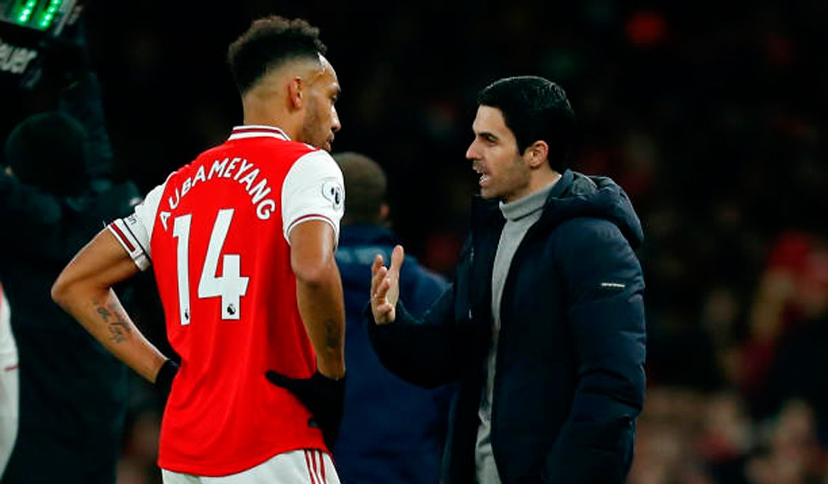 Aubameyang, hablando con Arteta