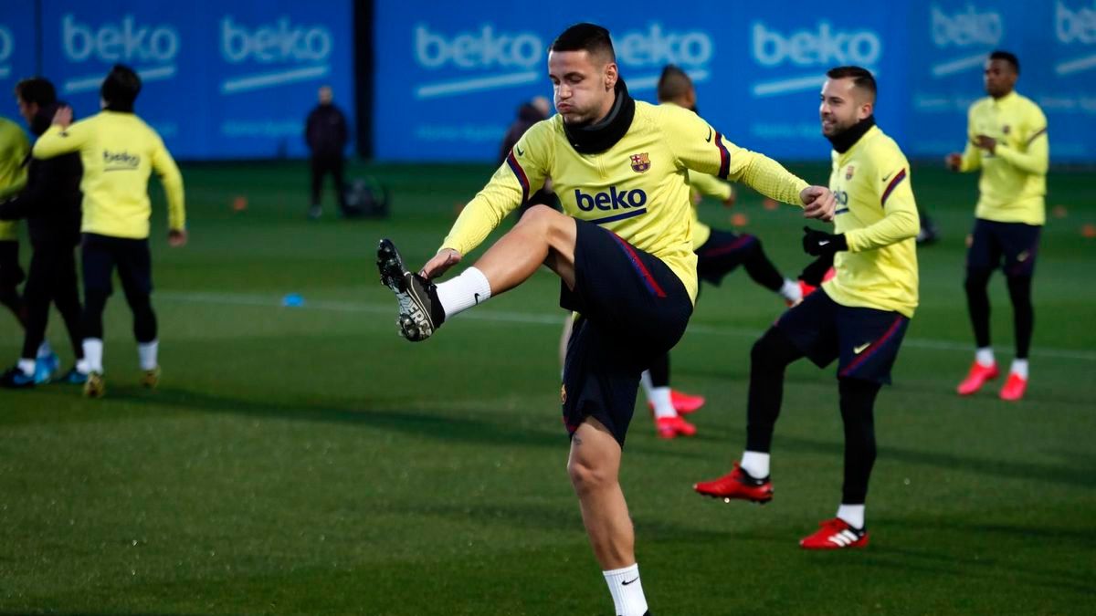 Rey Manaj in a training session with the first team of Barça | FCB