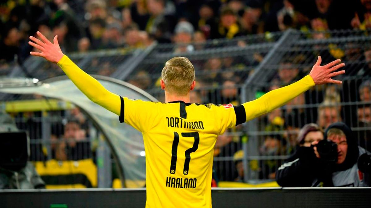 Erling Haaland celebrates a goal with Borussia Dortmund