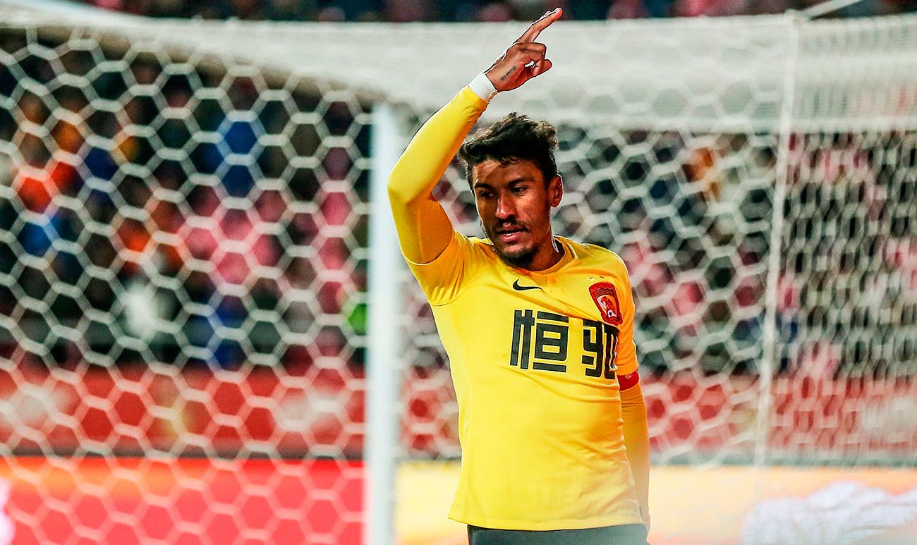 Paulinho celebra un gol con su equipo en China