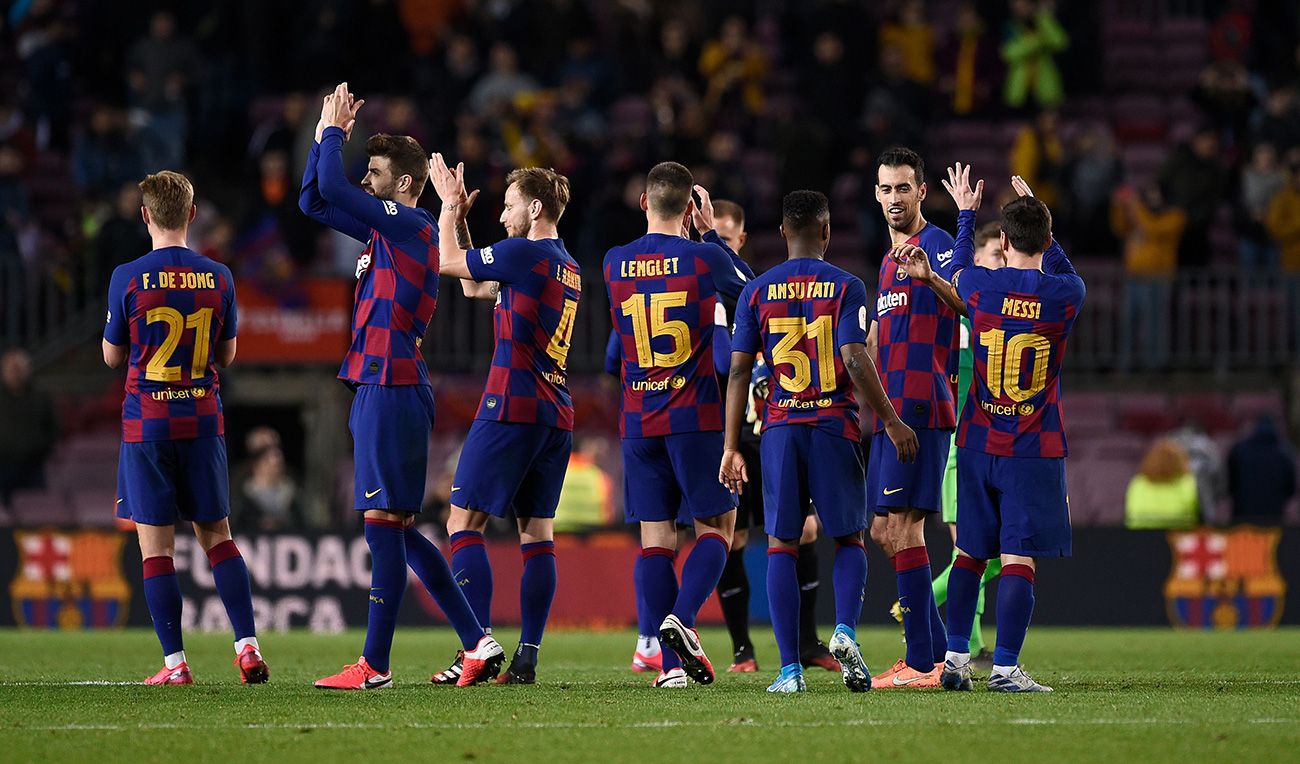 Los jugadores del Barça saludan tras el partido