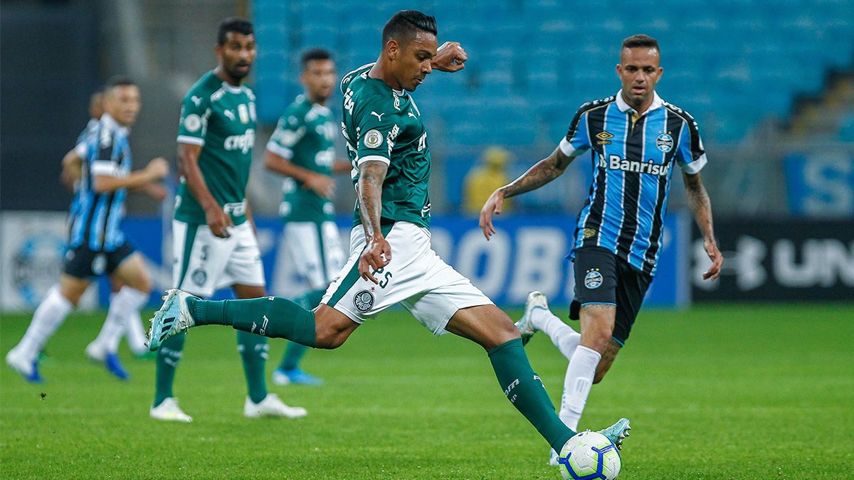 Matheus Fernandes en un partido con el Palmeiras