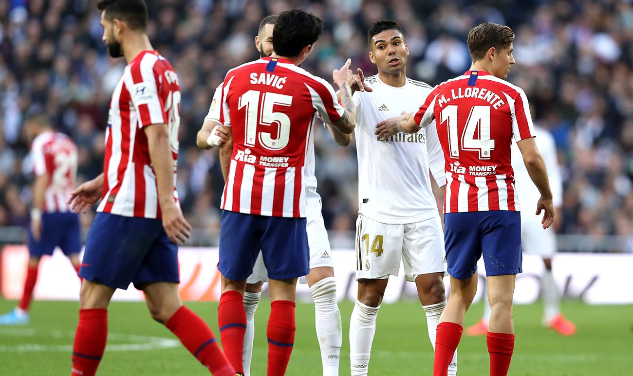 Los jugadores de Madrid y Atlético discuten