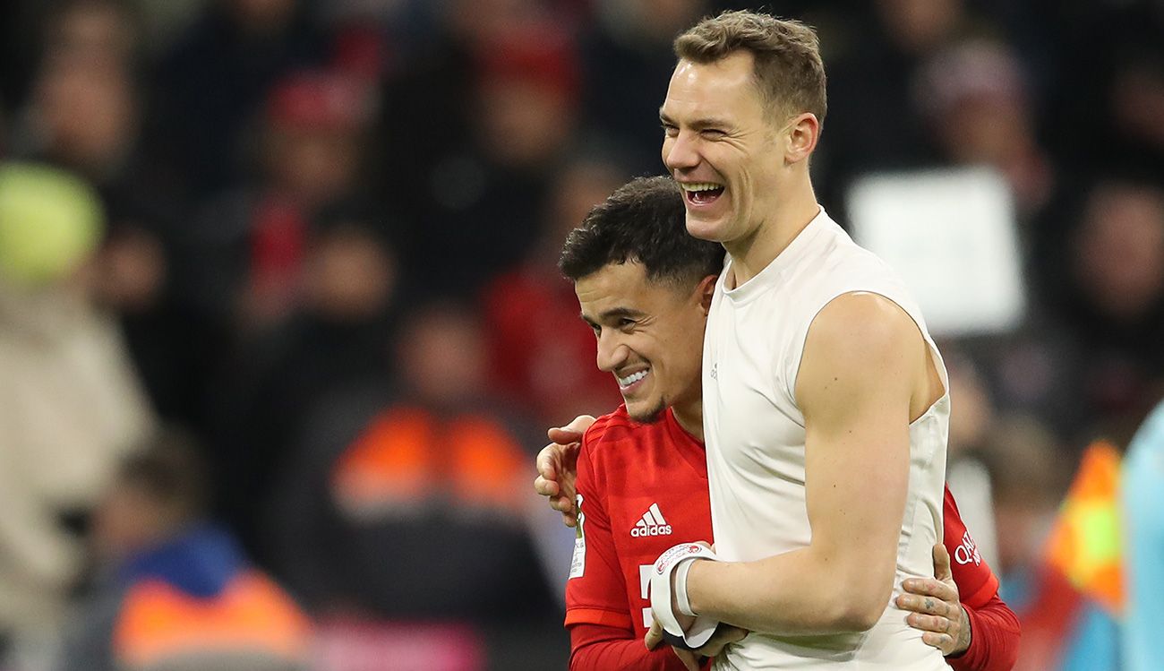Neuer And Coutinho embrace  and smile