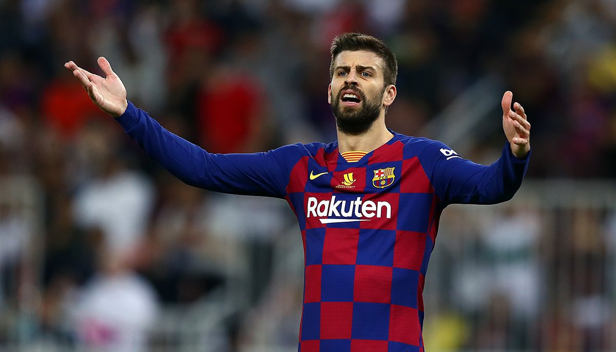 Gerard Piqué, protestando una decisión del árbitro