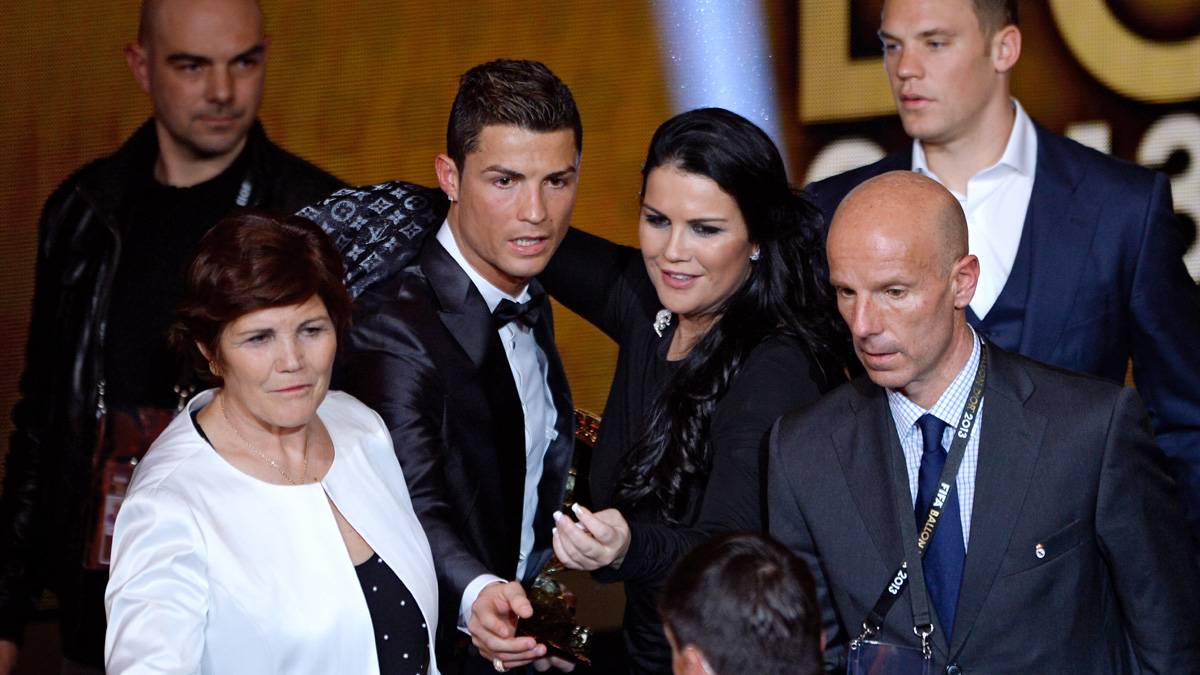 Cristiano Ronaldo, recogiendo su último Balón de Oro con su familia