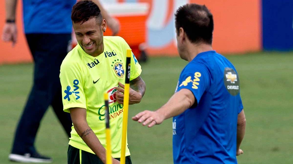 Neymar en un entrenamiento con Brasil y ante la mirada de Carlos Dunga