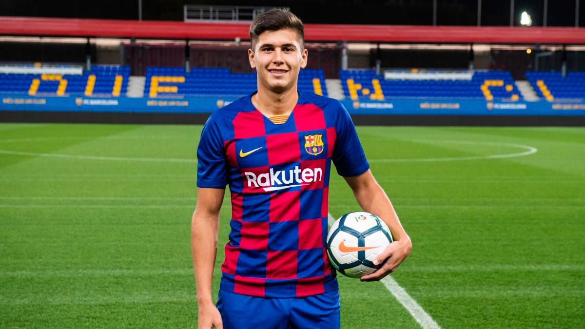 Santiago Ramos Mingo en su presentación oficial con el Barça B | FCB