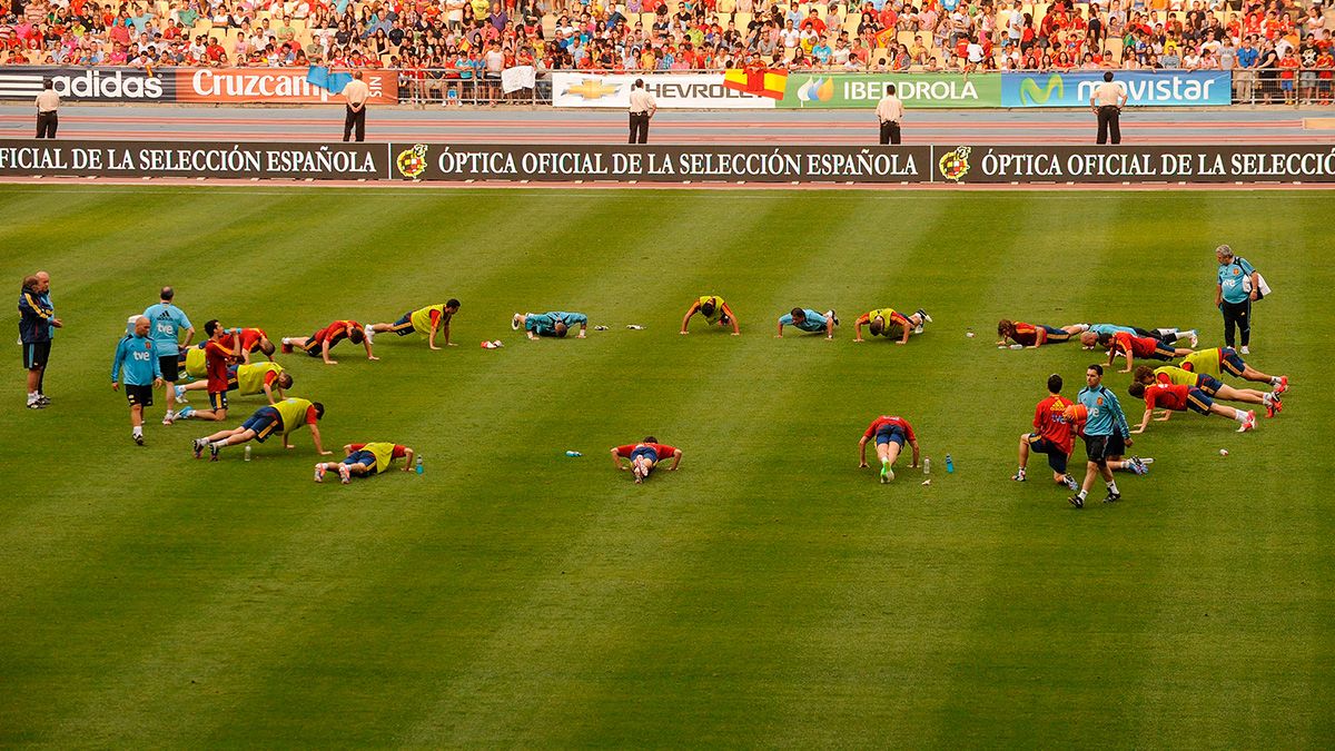The spanish national team in a match in La Cartuja Stadium