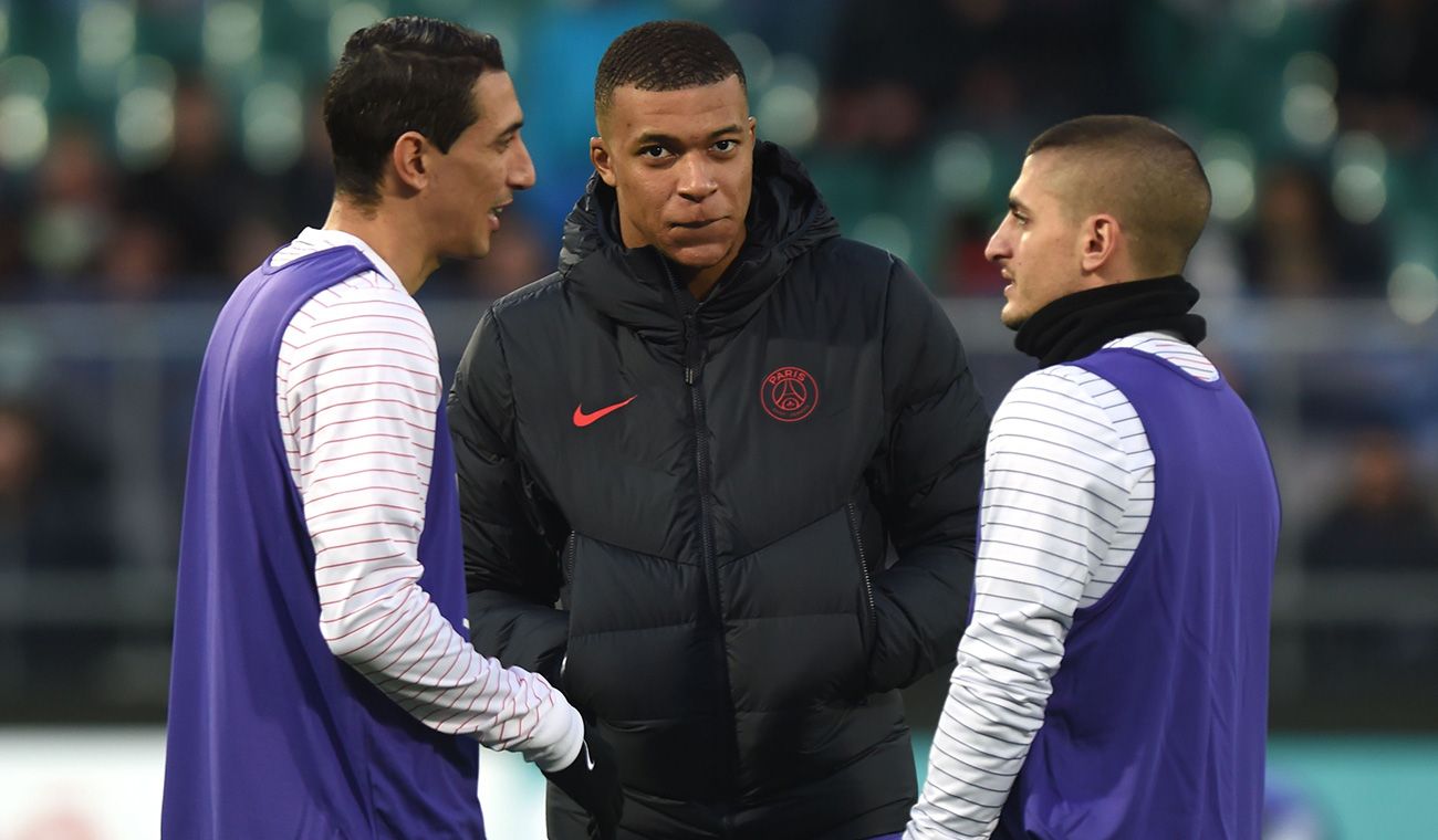 Mbappé charlando con Di María y Verratti