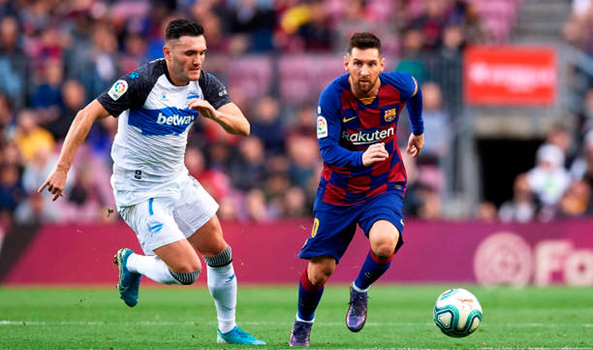 Lucas Pérez, beside Leo Messi