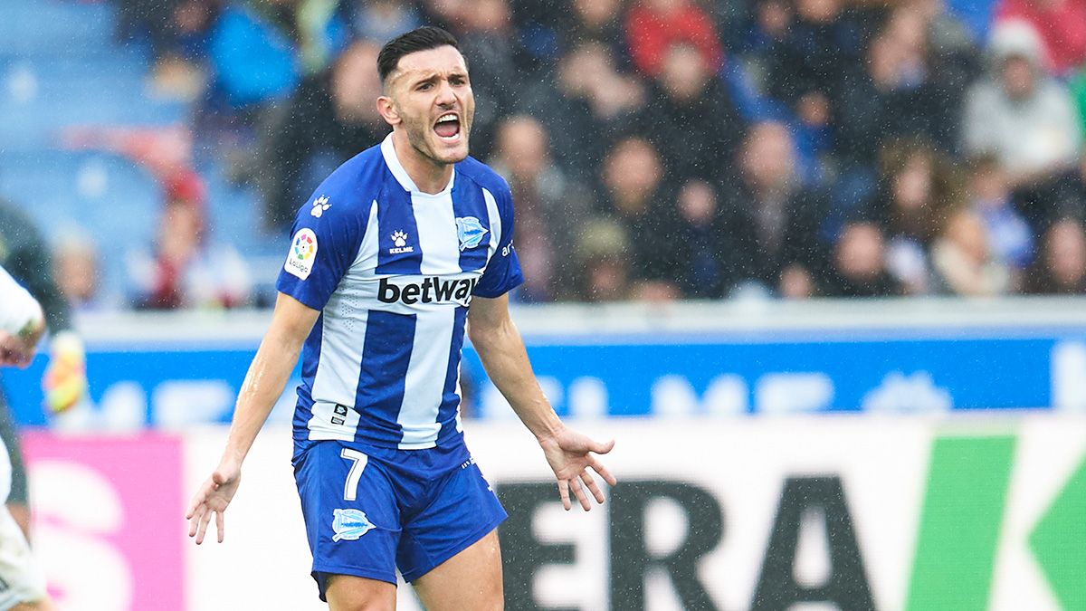 Lucas Pérez, possible target of Barça, in a match with Deportivo Alavés