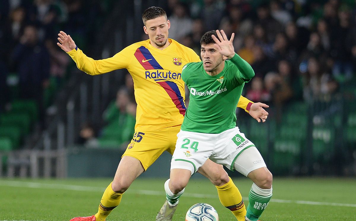 Clément Lenglet, defendiendo contra Carles Aleñá