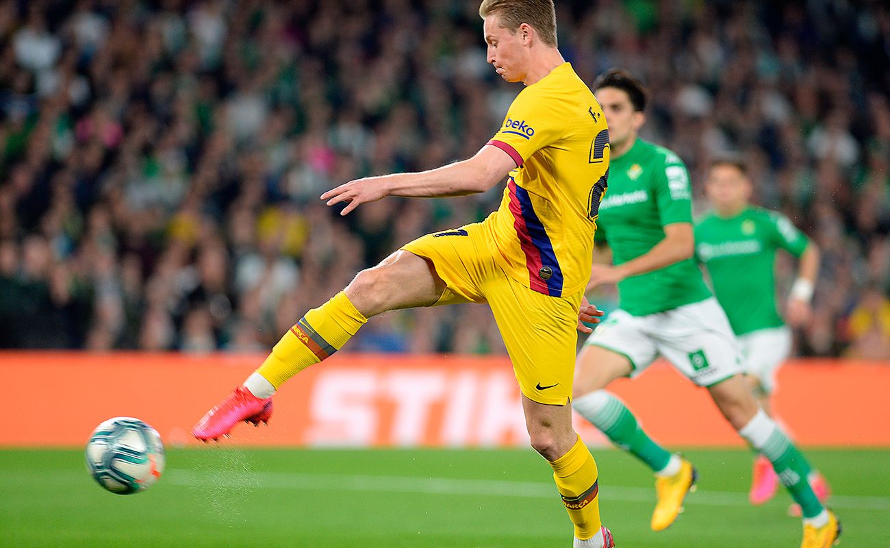 Of Jong finishes to door in his goal against the Betis