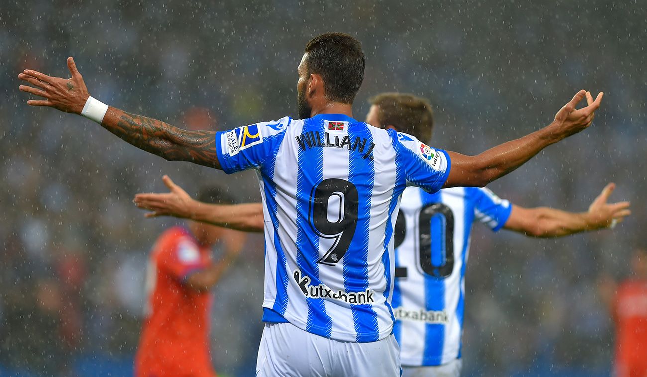 Willian José protests an action of game with the Real
