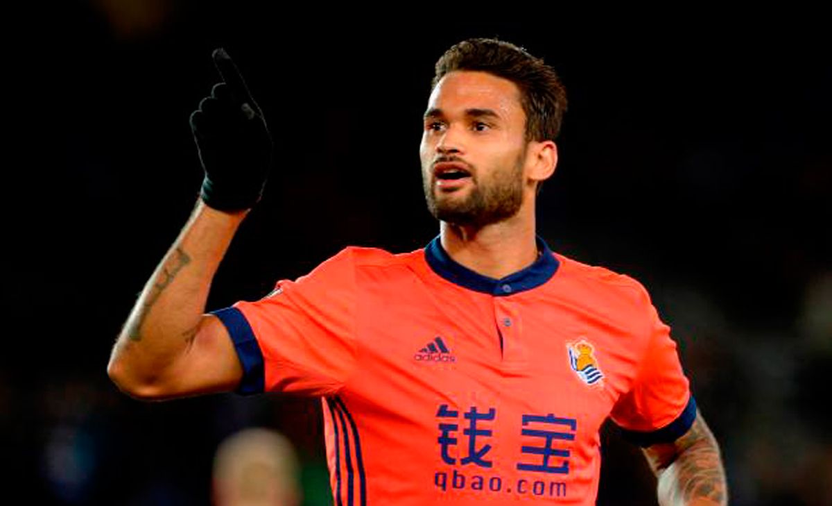 Willian José, celebrating a goal with the Real Sociedad