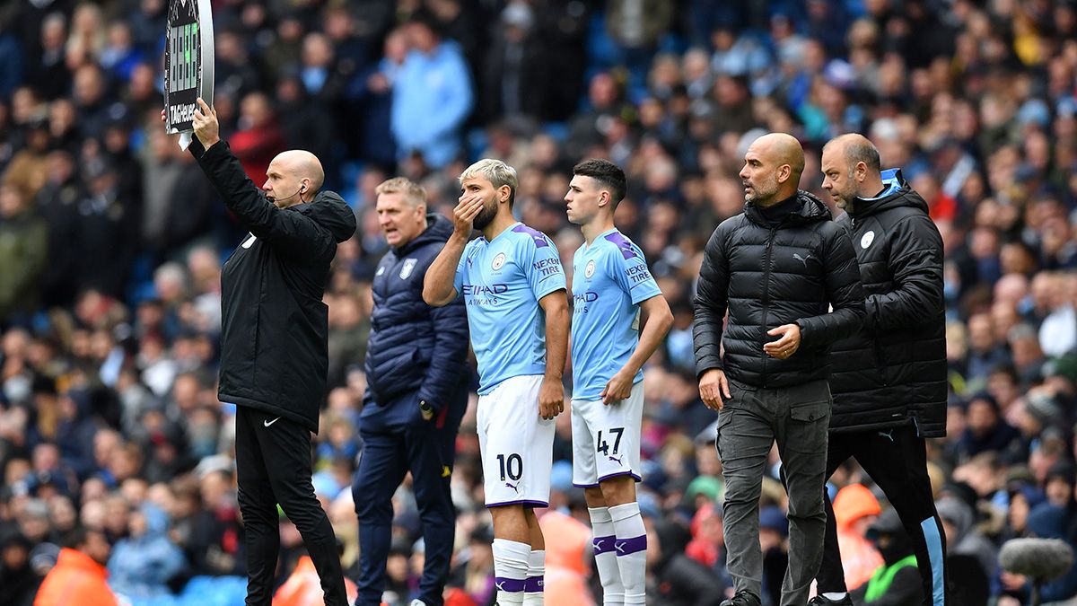 Sergio Agüero, Phil Foden and Pep Guardiola in a match of Manchester City