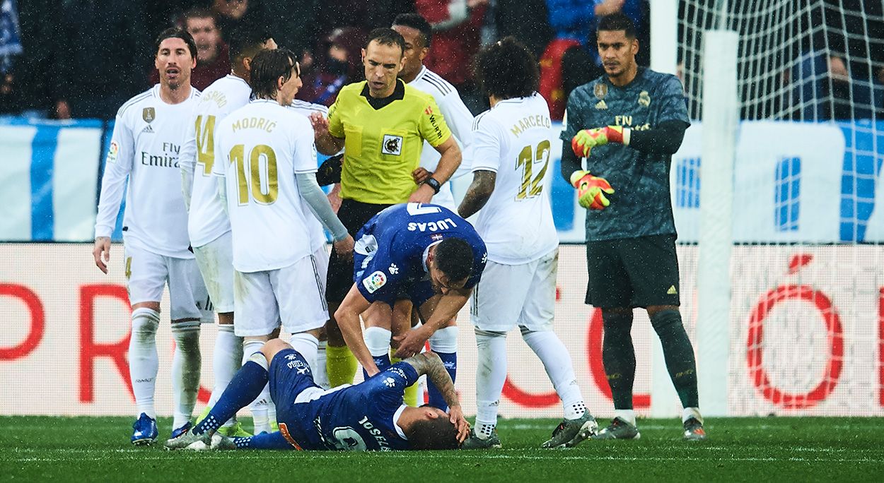 Los jugadores del Madrid protestan una jugada contra el árbitro
