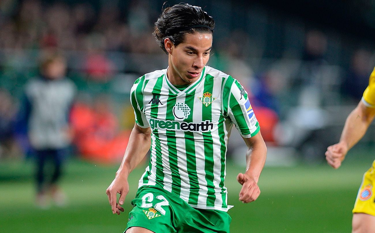 Diego Lainez in a party with the Betis in 2019