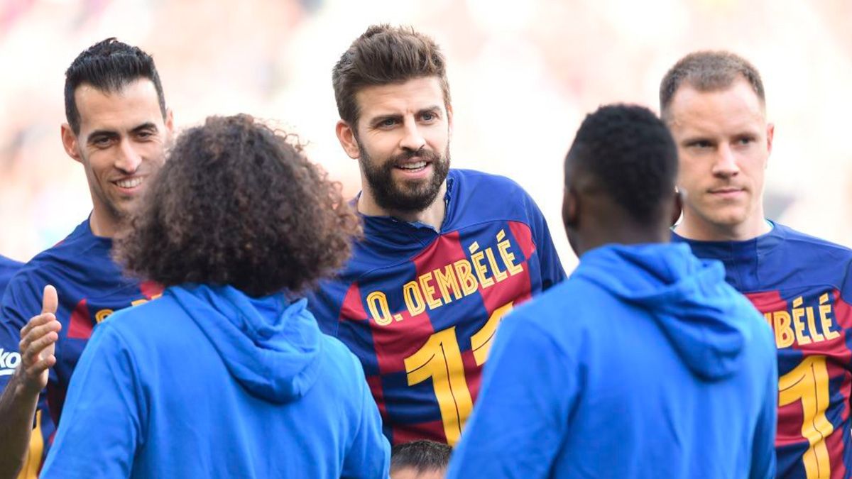 Los jugadores del Barça con la camiseta de Ousmane Dembélé