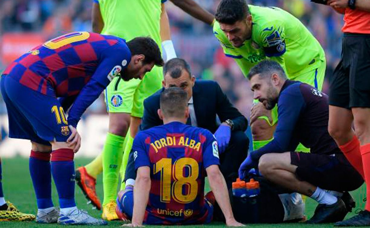 Jordi Alba, siendo atendido por los servicios médicos en el Camp Nou