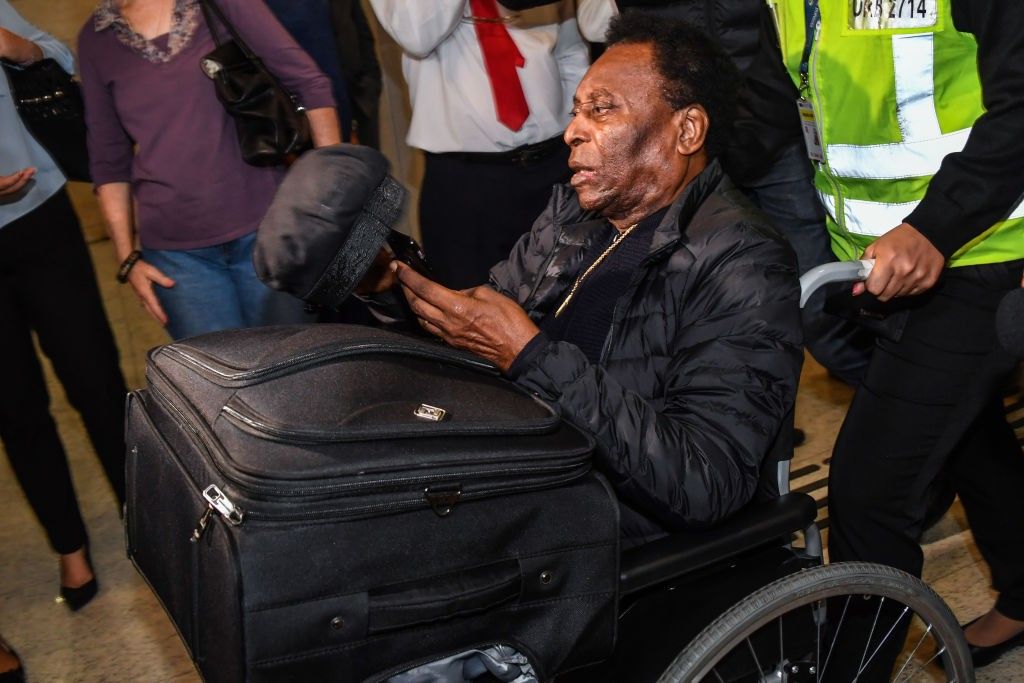 Pelé, leyenda del Santos, en una silla de ruedas