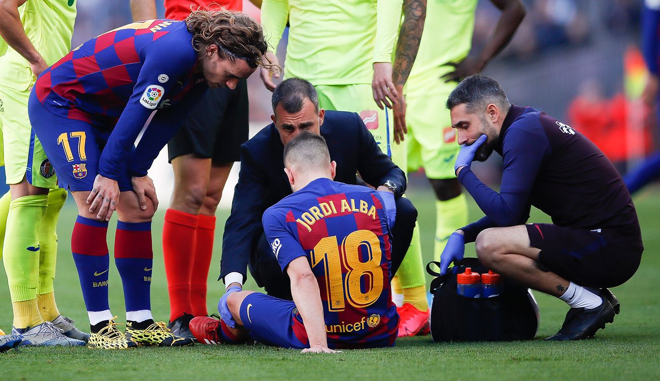 Jordi Alba se duele de su lesión ante el Getafe