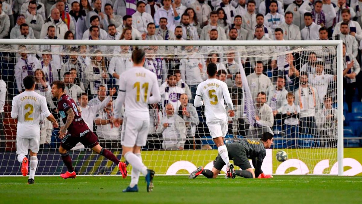 The players of Celta de Vigo celebrate a goal against Real Madrid