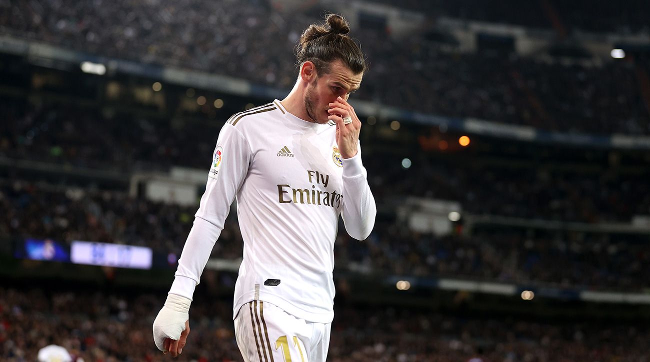 Gareth Bale se marcha del campo tras otro mal partido