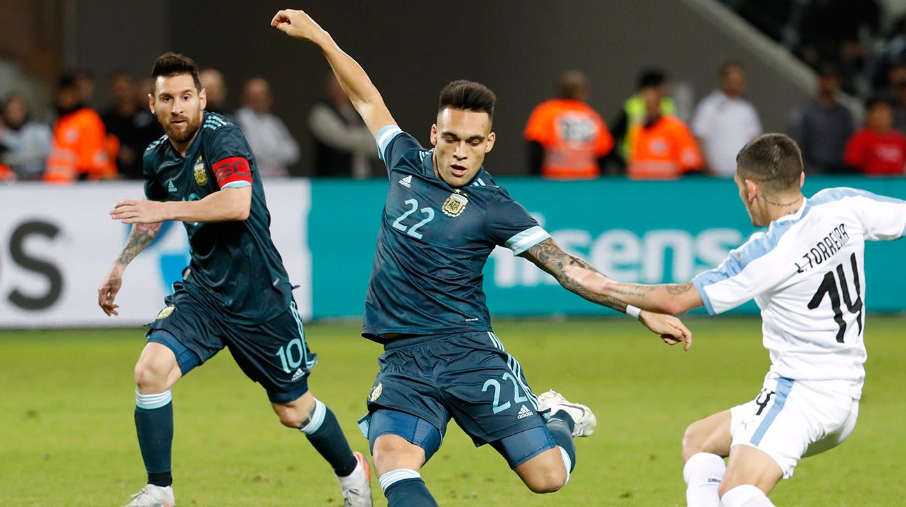 Lautaro Martínez shoots with Argentina in front of the attentive look of Messi