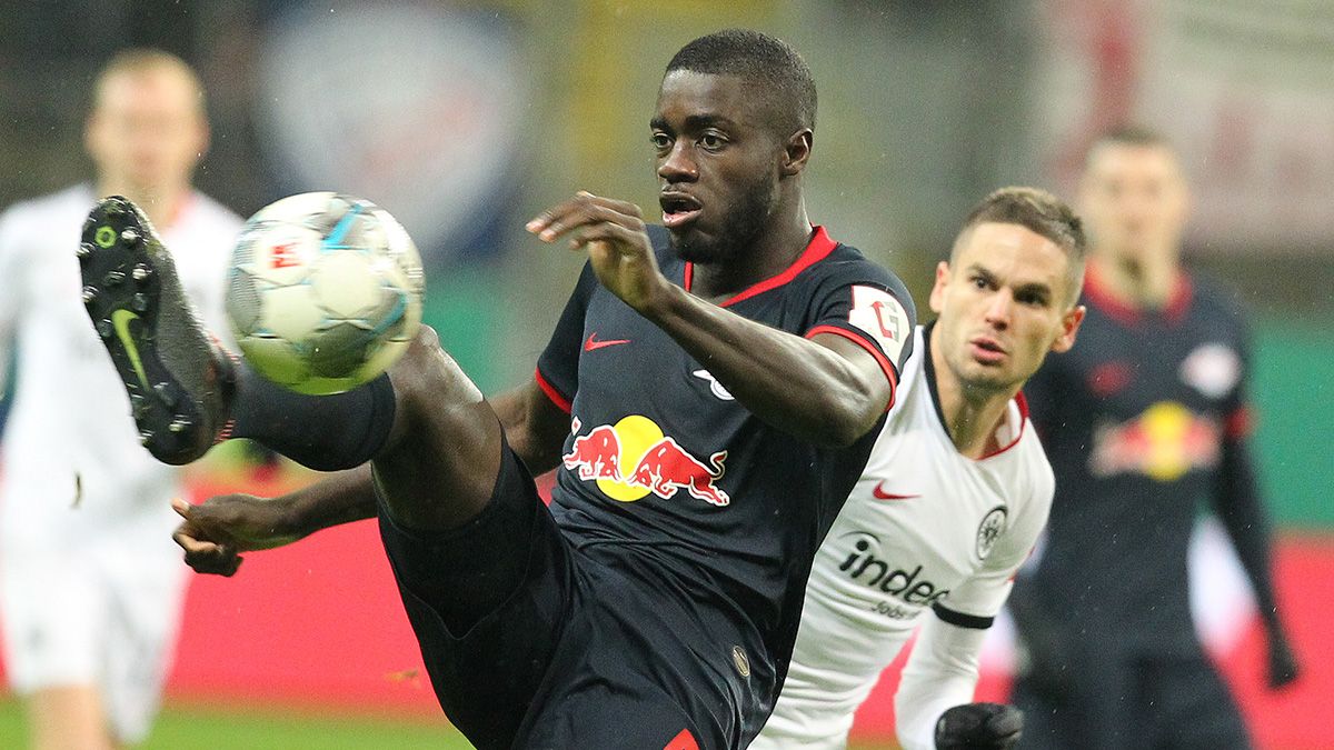 Dayot Upamecano, posible objetivo del Barça, en un partido con el RB Leipzig