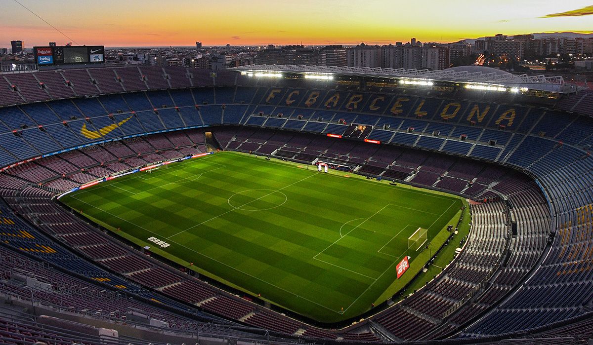 Imagen del ocaso en el Camp Nou de Barcelona