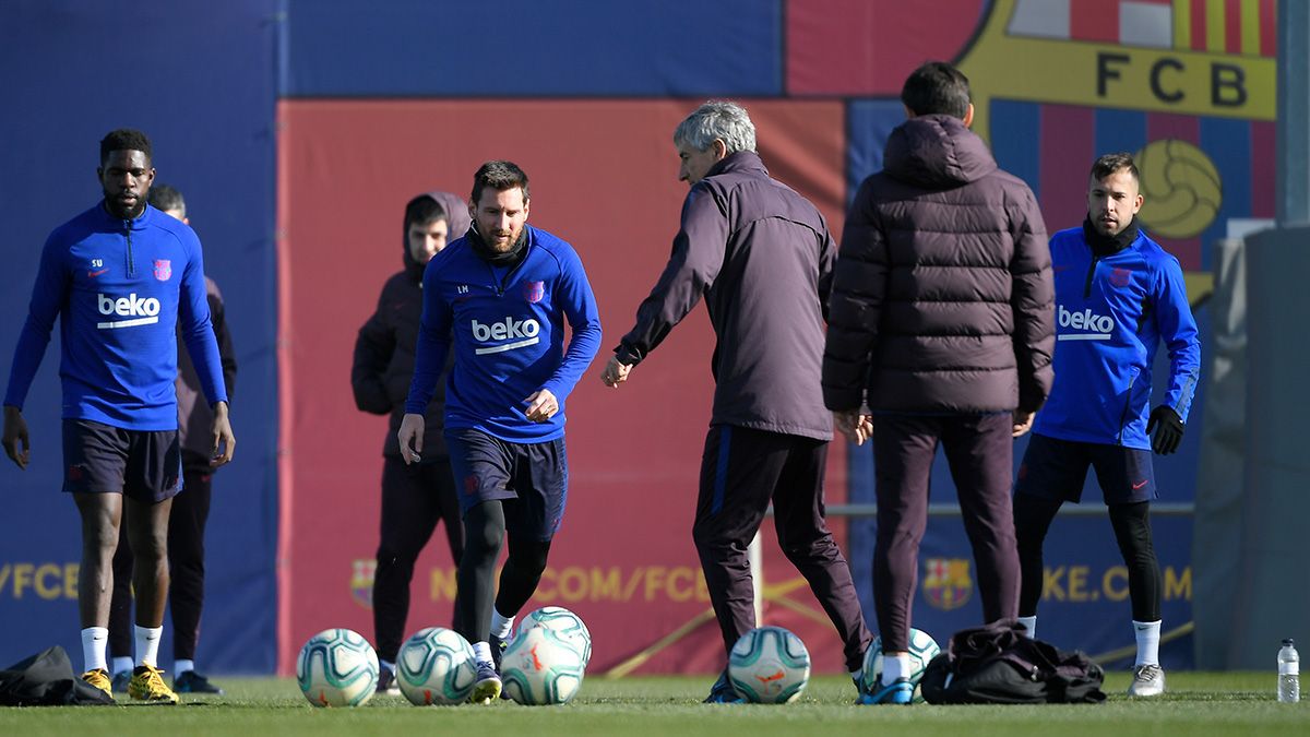Leo Messi and Quique Setién in a training session of Barça
