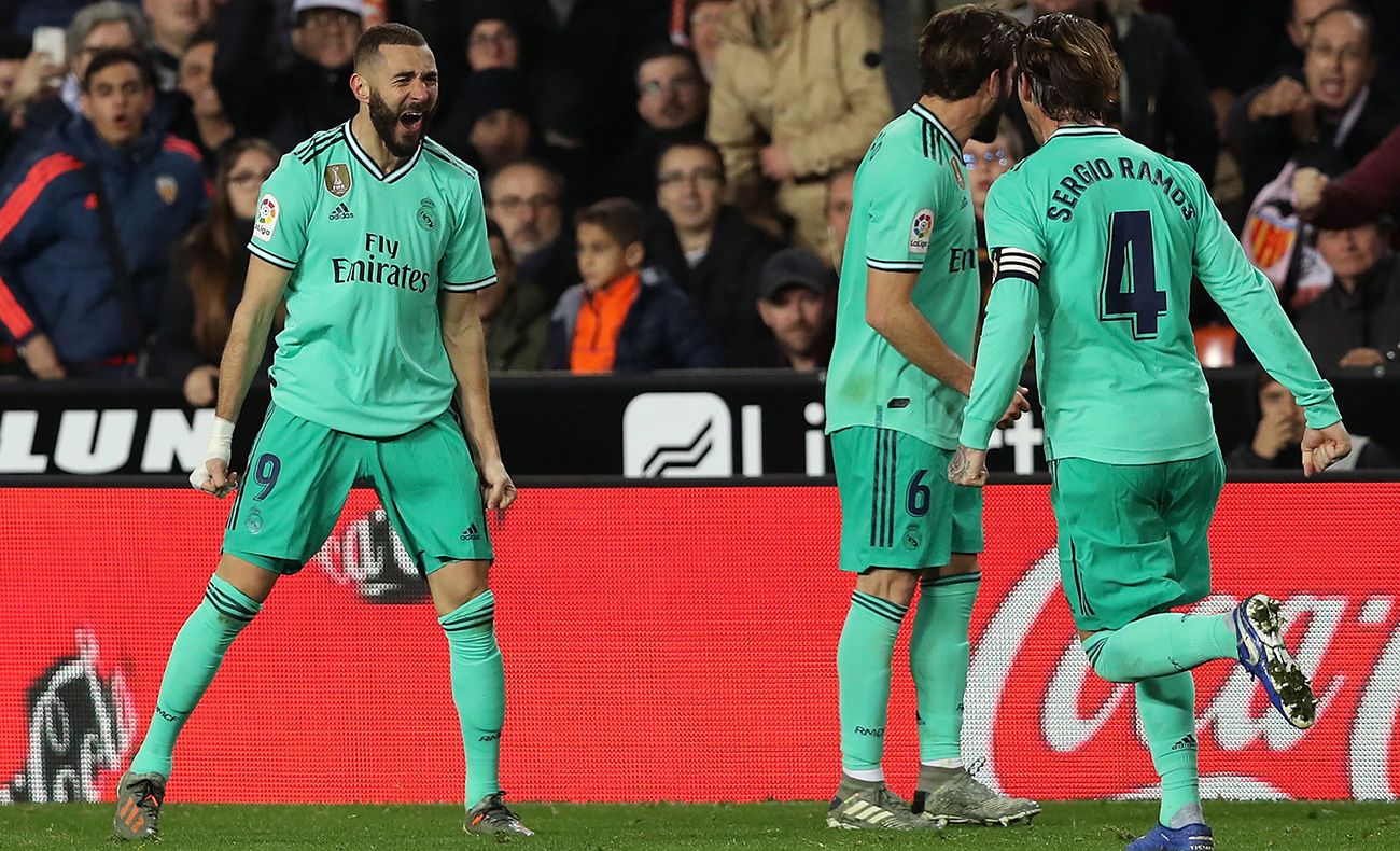 Benzema y los jugadores del Madrid celebran el 1-1 contra el Valencia
