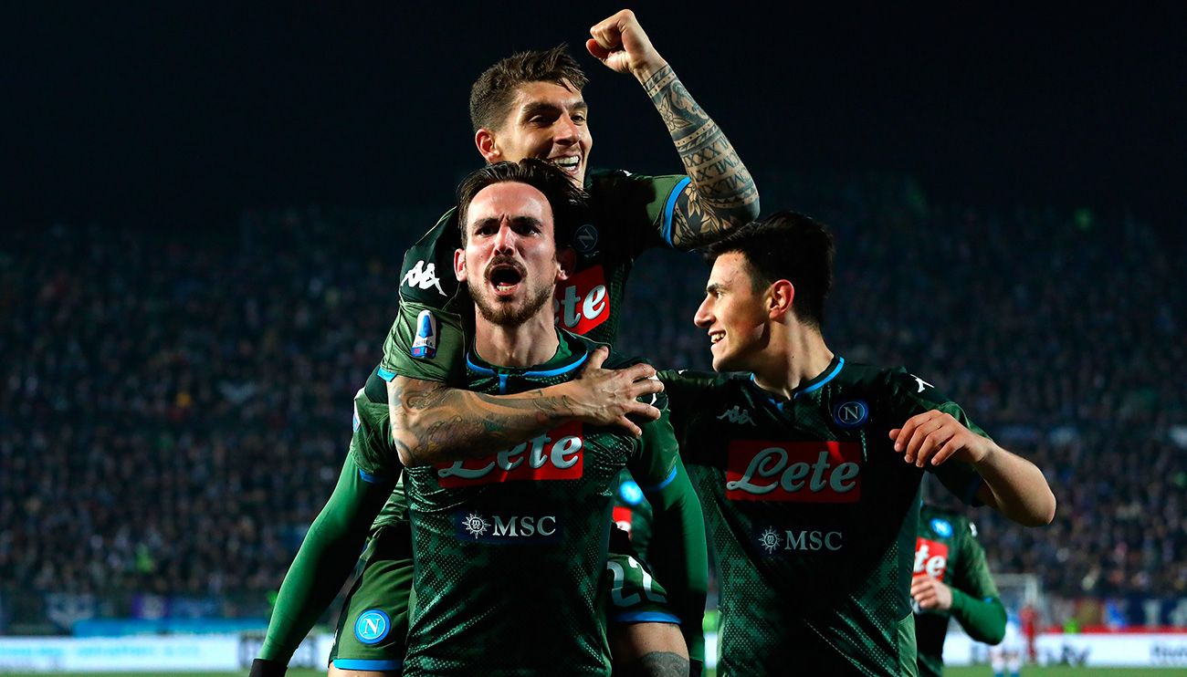 Fabián celebrates his goal with his mates of the Naples