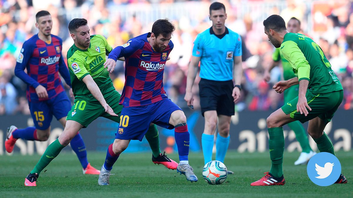 Leo Messi dribbles against the players of the Eibar