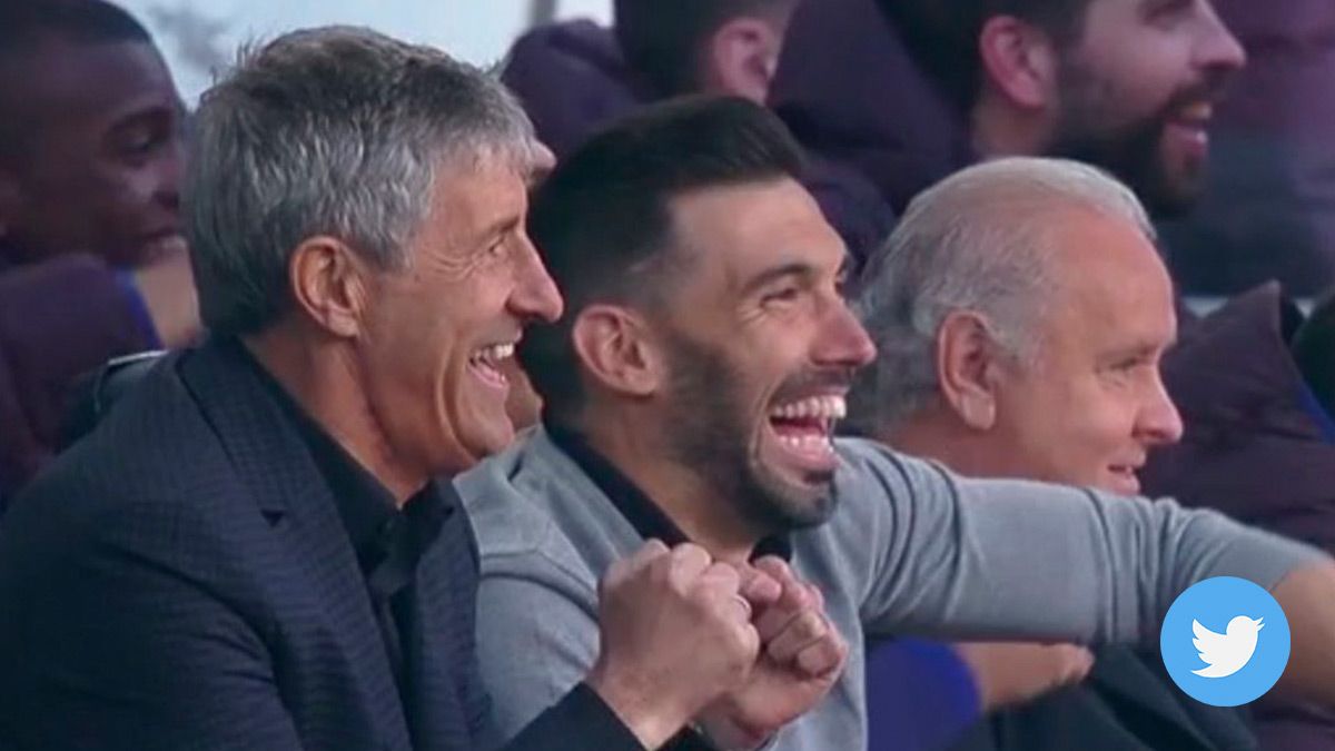 Quique Setién y Éder Sarabia, divirtiéndose durante el Barça-Eibar
