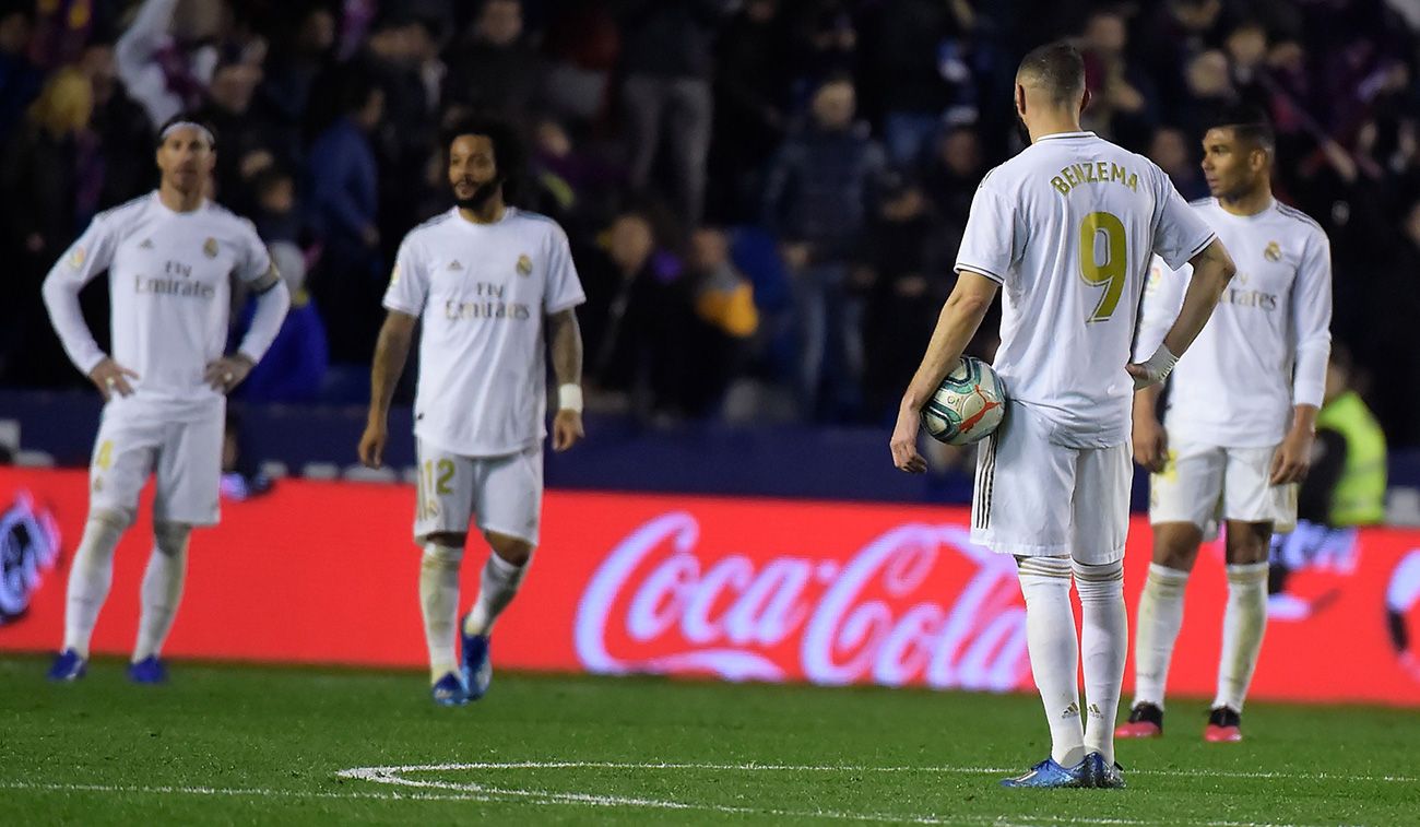 Los jugadores del Madrid se miran tras encajar un gol