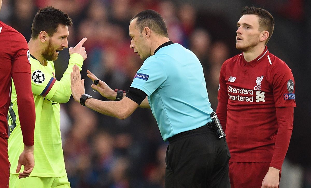 El árbitro le pide calma a Messi, que está molesto con Robertson