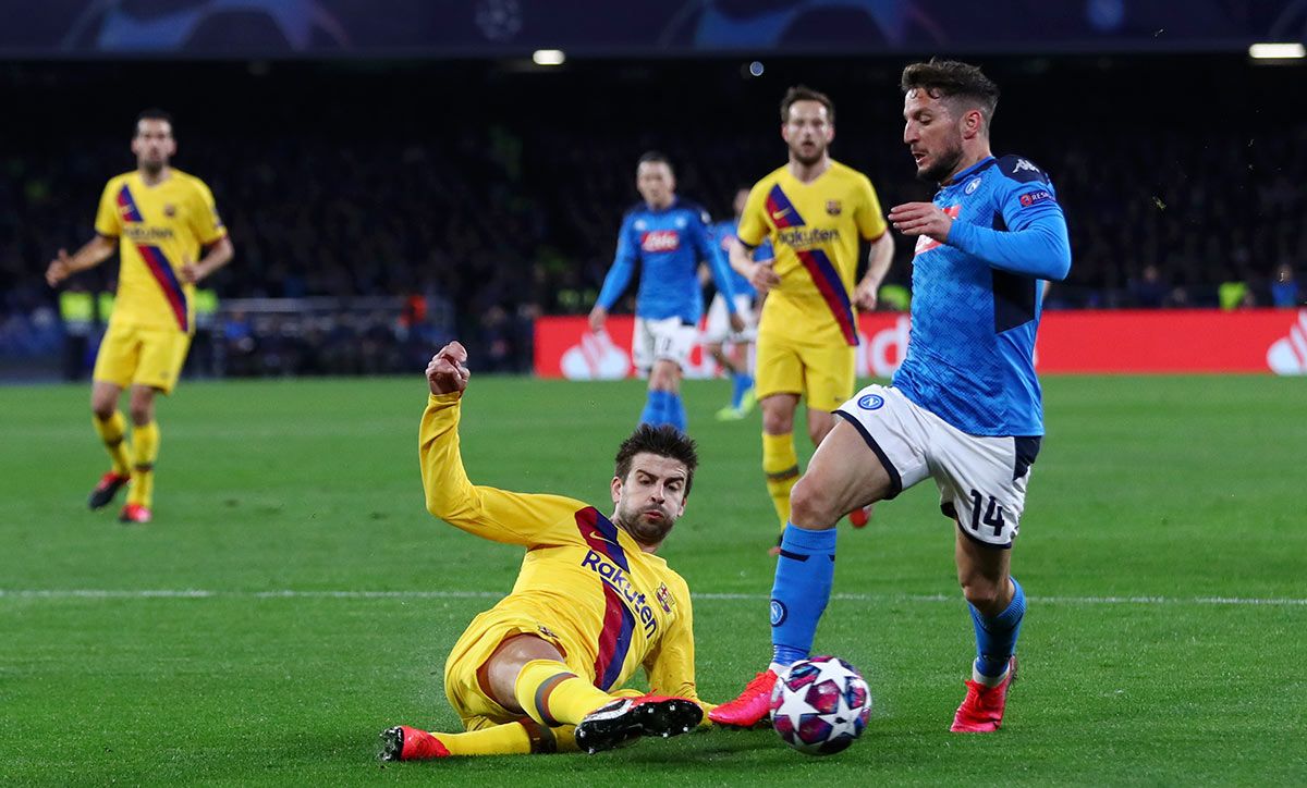 Gerard Piqué, intentando arrebatar un balón a un jugador del Napoli