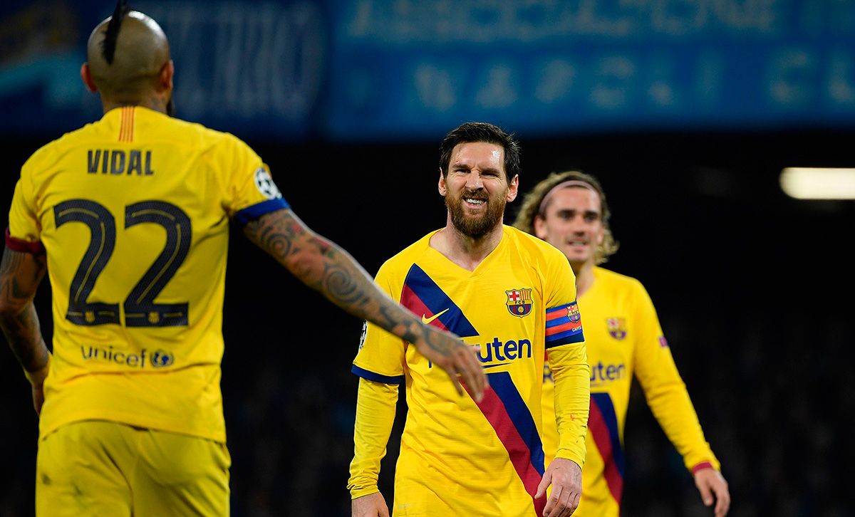 Leo Messi, dolorido tras una fuerte entrada de un rival