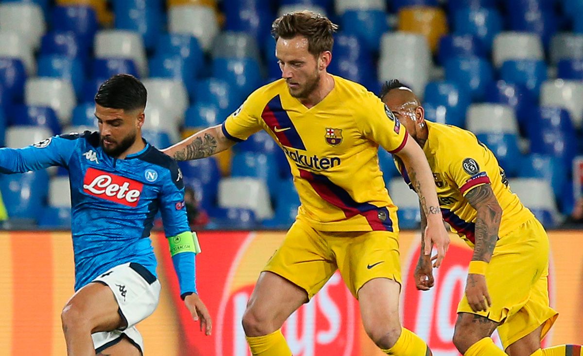 Ivan Rakitic en el partido contra el Nápoles con Insigne