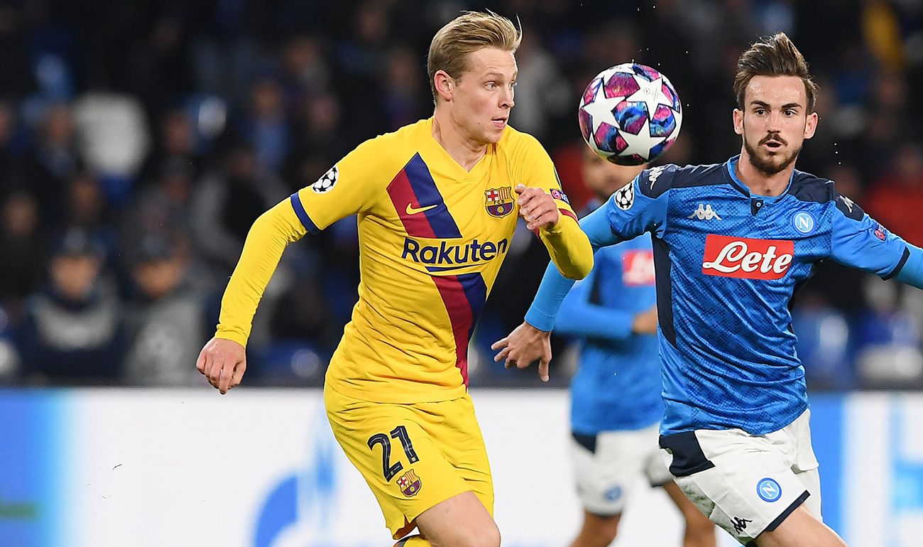 Frenkie de Jong lucha por un balón con Fabián