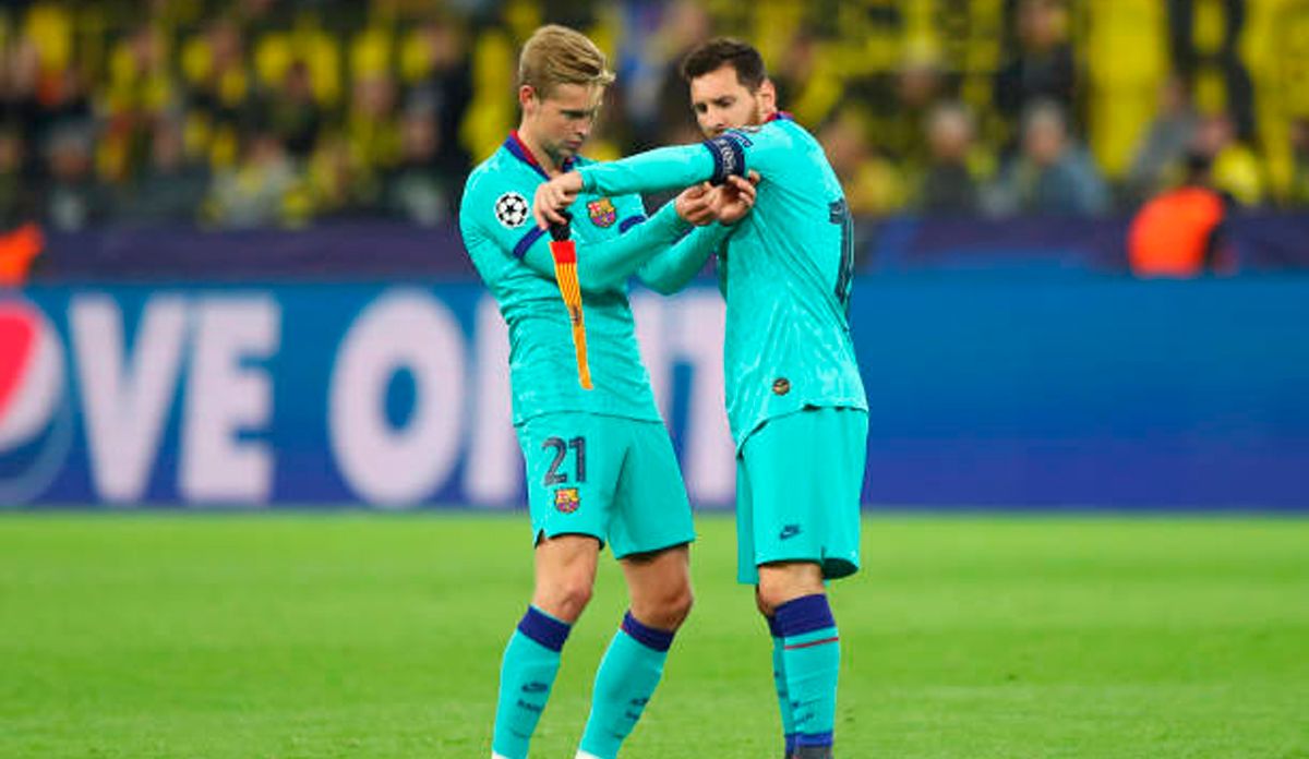 Frenkie de Jong, beside Leo Messi