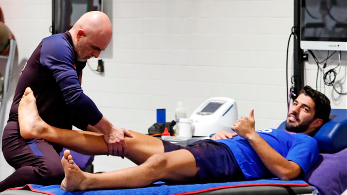 Luis Suárez junto a uno de los preparadores del Barça | @LuisSuarez9