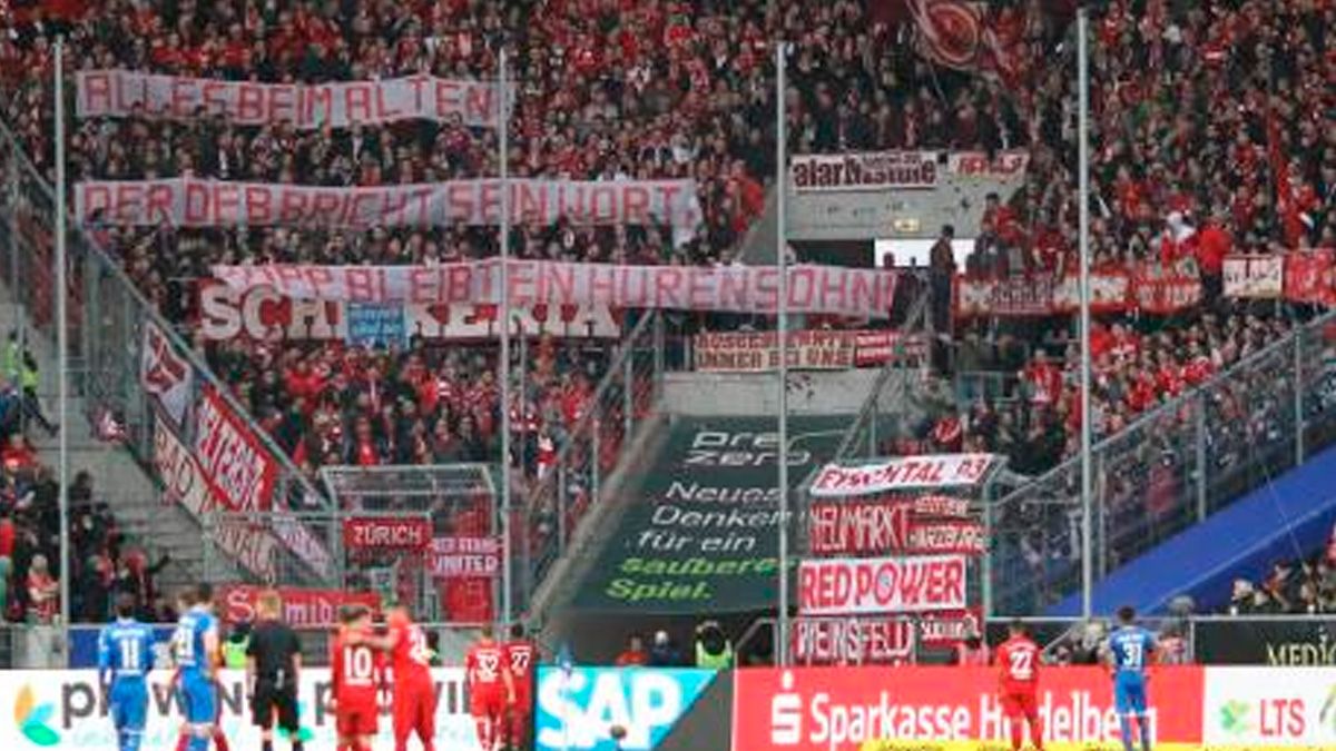 Los jugadores protestan durante el Hoffenheim-Bayern de Múnich
