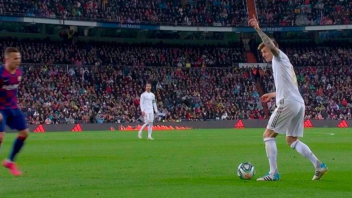 Toni Kroos antes de dar una asistencia a Vinicius en un Real Madrid-Barça