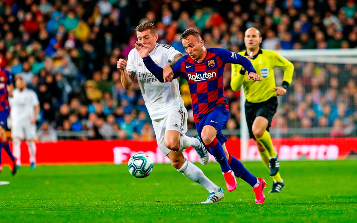 Arthur Melo encara to Toni Kroos in a played of the Classical